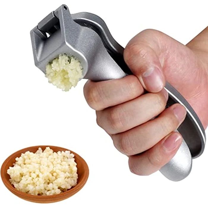 Pamperεd Chεf Garlic Press, Garlic Mincer Easy-squeeze Ergonomic Handle, No Need To Peel, Rust Proof, Professional Ginger Press & Garlic Crusher with Handy Cleaning Brush- Dishwasher Safe by Longmann - Used - Good condition - CA$30.26