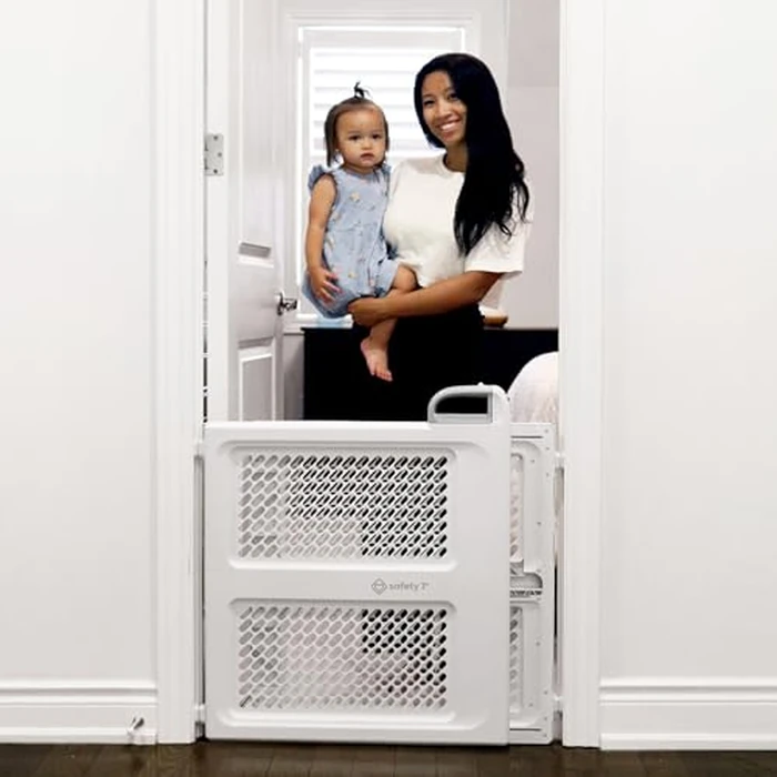 Safety 1st Lift, Lock and Swing Gate - Pressure or Hardware installed, Fits Spaces Between 28" and 42" Wide, 28" Tall, White by Safety 1st - Used - Like New condition