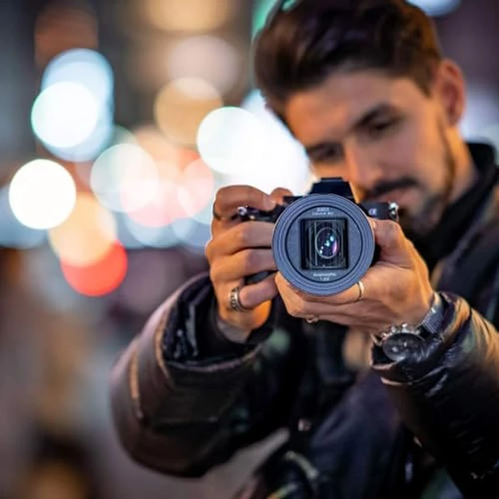 SIRUI 50mm F1.8 1.33X APS-C Anamorphic Lens for E Mount, Blue Flare by Sirui - Image 6