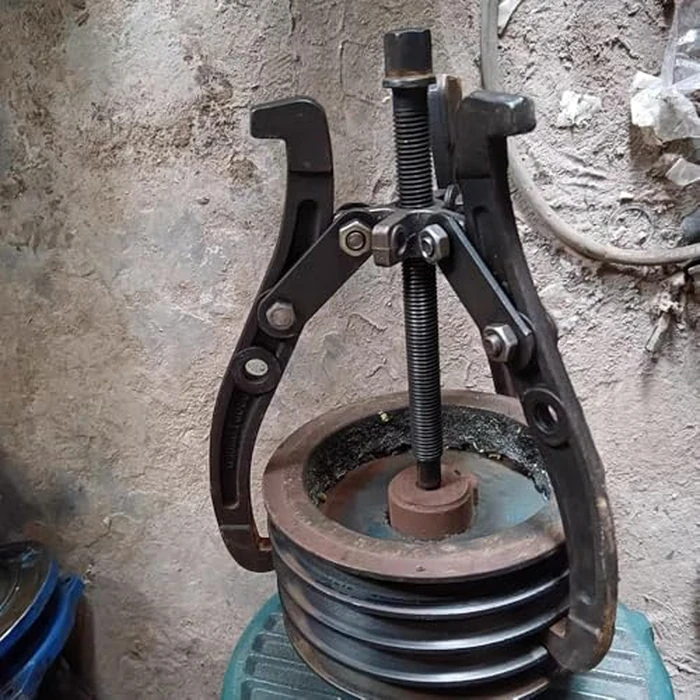 10" Gear Puller,3 Jaw Puller for Pulley Gear Bearing Flywheel Removal,2 Jaw / 3 Jaw Puller with Reversible Jaws, Bearing Puller Suitable for Automotive Repair and Industrial Maintenance (10in) by MANNIFEN - Image 3