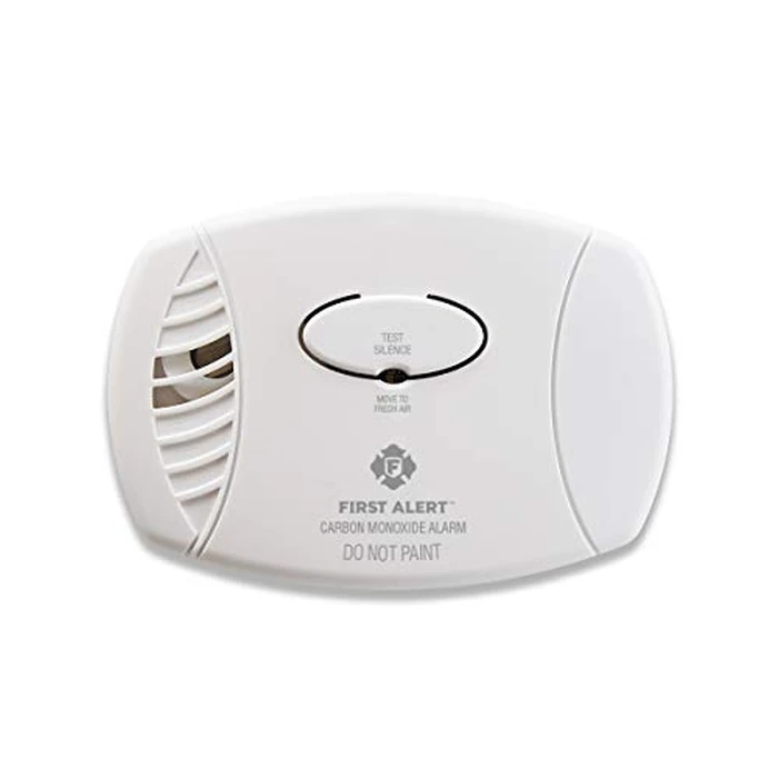 First Alert Carbon Monoxide Detector, Plug-In Alarm with Battery Backup, CO606, White, 1-Pack by First Alert - Used - Acceptable condition
