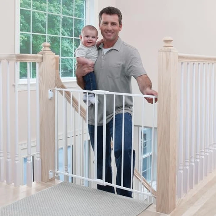 Safety 1st Top of Stairs Expanding Metal Gate, White, Adjustable Width 27"-42" Height 28" (GA090CWHOF2) by Safety 1st - Used - Good condition - CA$56.97
