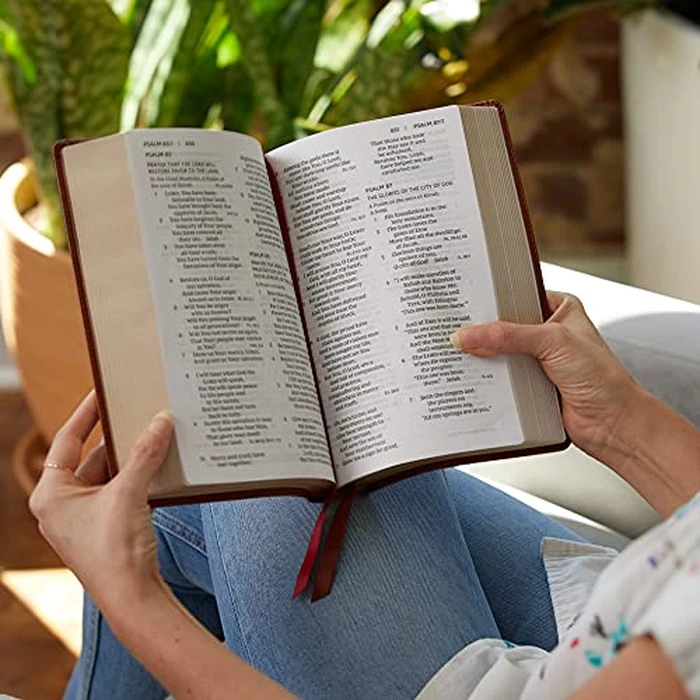 NKJV, End-of-Verse Reference Bible, Personal Size Large Print, Leathersoft, Brown, Red Letter, Comfort Print: Holy Bible, New King James Version by HarperCollins Children's Books - Image 7